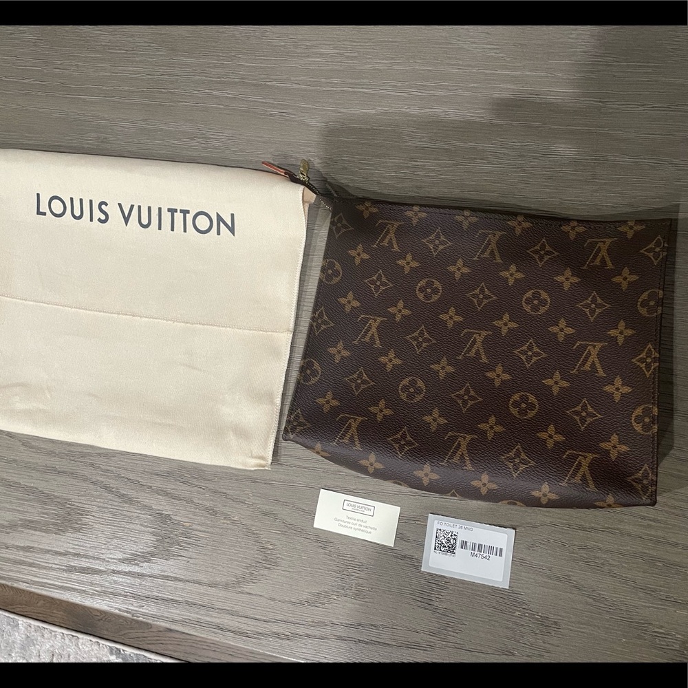 LOUIS VUITTON                                                  POCHE TOILETTE 26